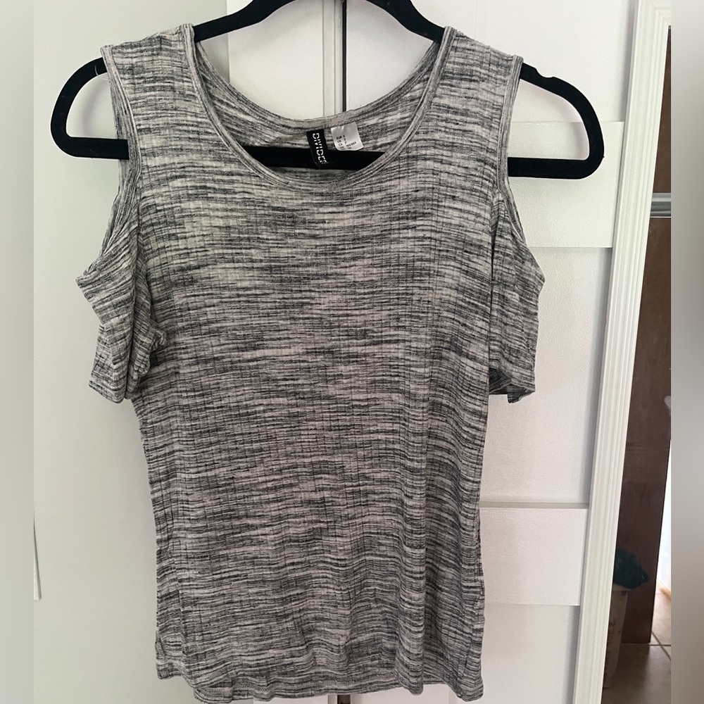 H&M cold shoulder gray top
